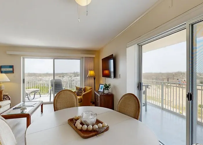 Beautiful Coastal Getaway With Spacious Living And Easy Access *