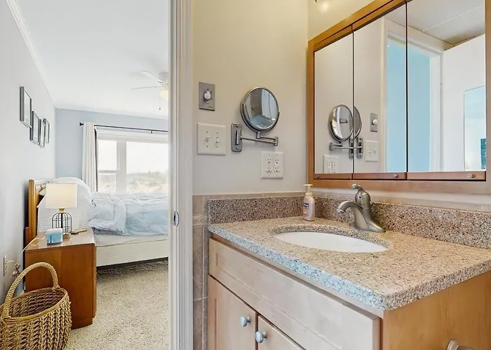 Beautiful Coastal Getaway With Spacious Living And Easy Access Holiday home