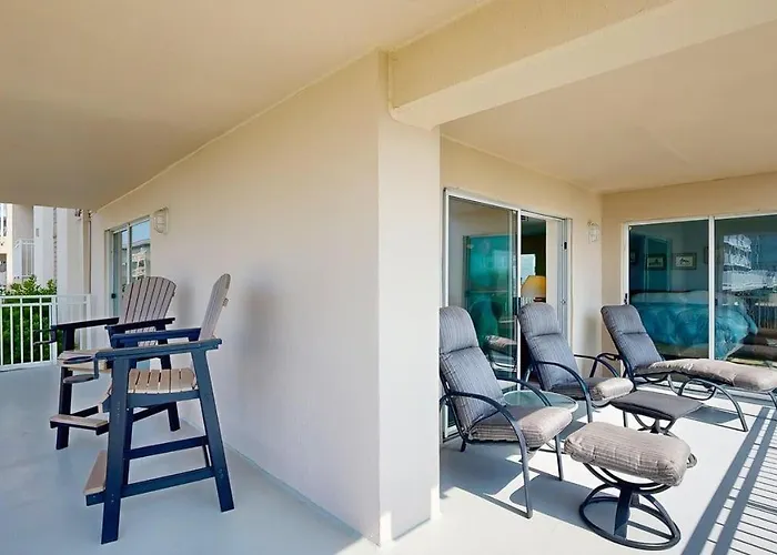 Beautiful Coastal Getaway With Spacious Living And Easy Access