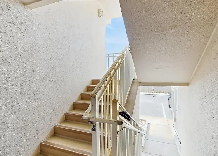 Beautiful Coastal Getaway With Spacious Living And Easy Access Holiday home